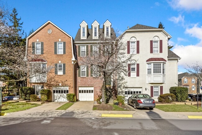 8015 Merry Oaks Ln in Vienna, VA - Building Photo - Building Photo