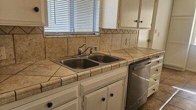 956 W Antonio Dr in Clovis, CA - Building Photo - Building Photo