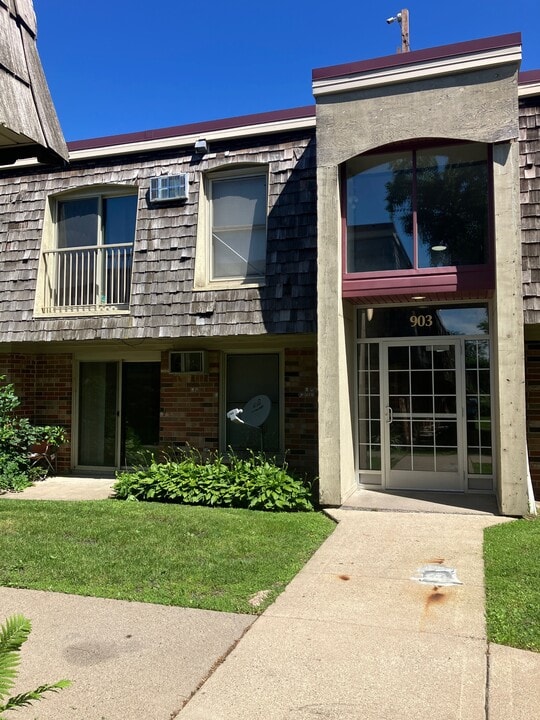903 11th Ave S in Hopkins, MN - Foto de edificio
