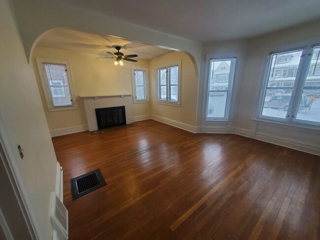 556 College Ave SE, Unit 558 - Whole 1st Floor in Grand Rapids, MI - Building Photo - Building Photo