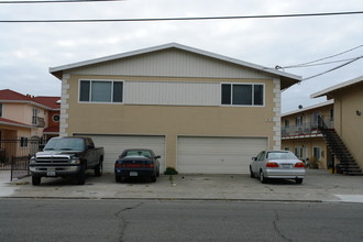 126-136 San Felipe Ave in San Bruno, CA - Foto de edificio - Building Photo