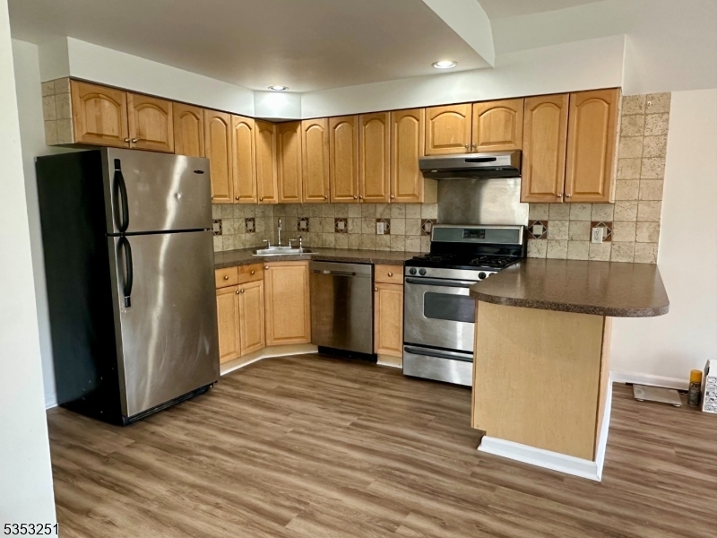 125 Valley Rd in Montclair, NJ - Building Photo