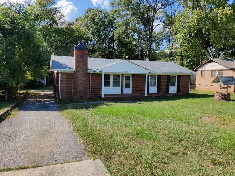 6820 Flintrock Rd in Charlotte, NC - Building Photo