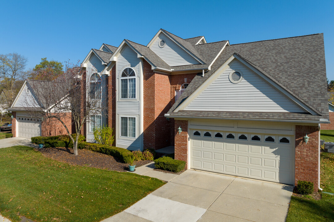 Navin Oaks Condos in Livonia, MI - Building Photo