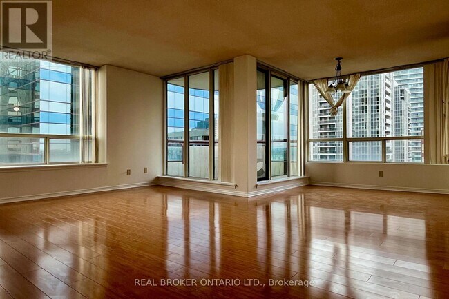 5765 Yonge St in Toronto, ON - Building Photo - Building Photo