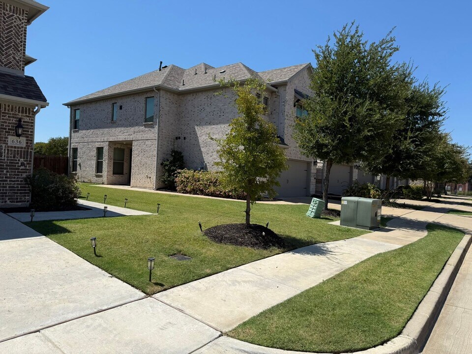 640 Hutchinson Ln in Lewisville, TX - Building Photo