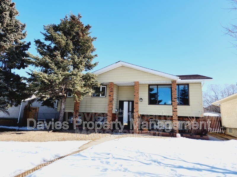 8725-8151 151 St NW in Edmonton, AB - Building Photo