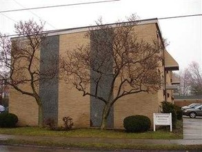 The Cherry Wood Apartments in Lakewood, OH - Building Photo - Building Photo