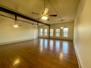 105 W Hickory St in Denton, TX - Foto de edificio - Building Photo