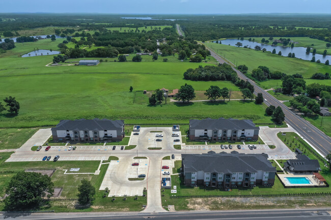 Flat Creek Apartments in Athens, TX - Foto de edificio - Building Photo