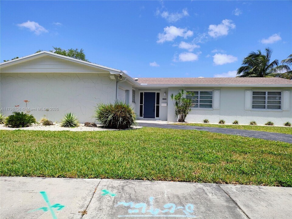 9941 SW 101st St in Miami, FL - Building Photo