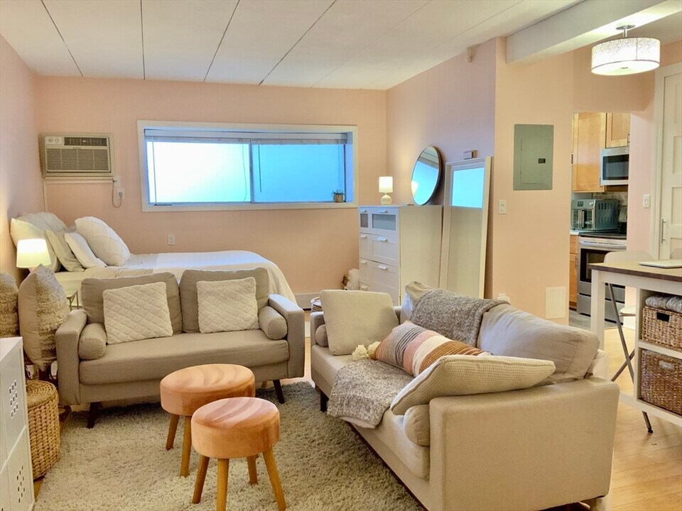 995 Massachusetts Ave in Arlington, MA - Building Photo