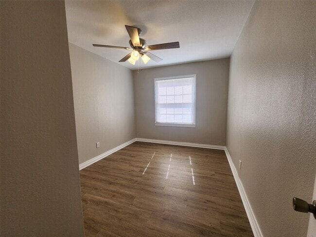 138 W Marion St in Clute, TX - Building Photo - Building Photo