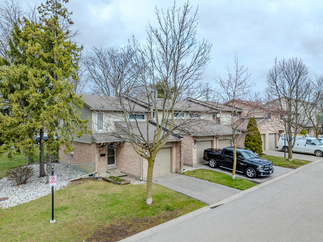 2075 Asta Dr in Mississauga, ON - Building Photo - Building Photo