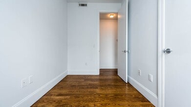 16-25-25 Putnam Ave, Unit 5f in Queens, NY - Building Photo - Building Photo