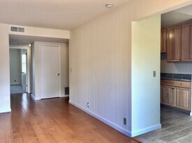977 Mangrove Ave, Unit D in Sunnyvale, CA - Building Photo