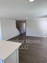 825 Powder Br Dr in Reidville, SC - Foto de edificio - Building Photo