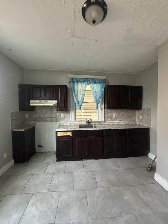 81 Whitney St, Unit 1 in Newark, NJ - Building Photo