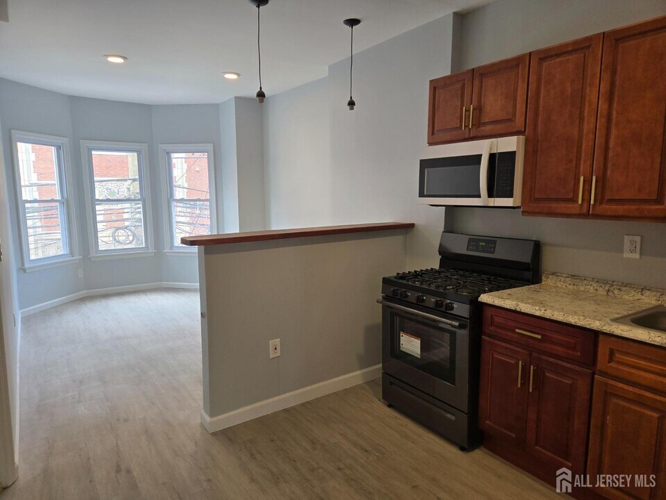 282 Summit Ave-Unit -1 & 2 in Jersey City, NJ - Building Photo