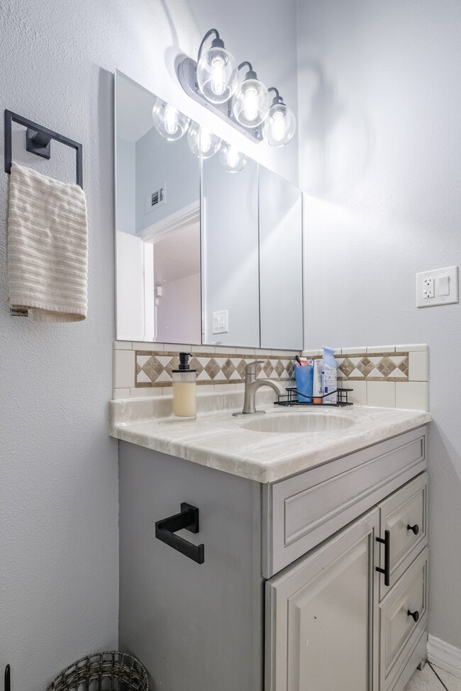 5521 27th Ave, Unit 3 in Sacramento, CA - Foto de edificio - Building Photo