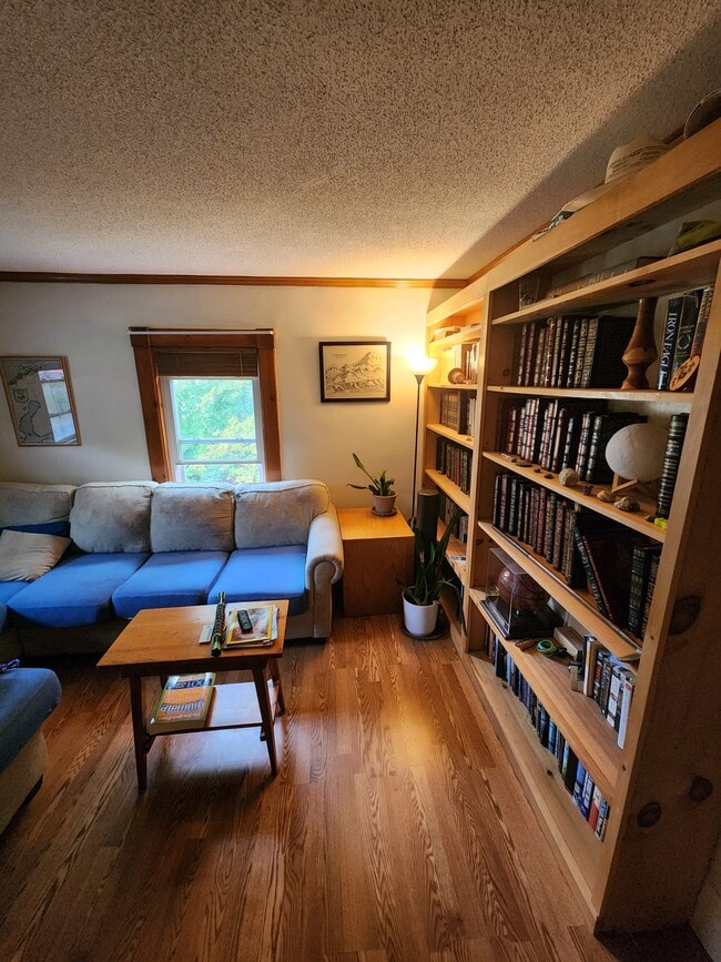 98 River St, Unit Floor 2 in Greenfield, MA - Foto de edificio - Building Photo