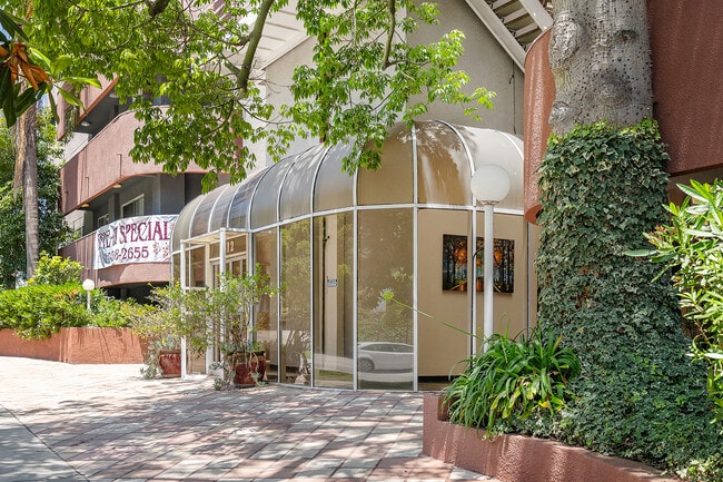 Veteran Plaza in Los Angeles, CA - Building Photo - Building Photo