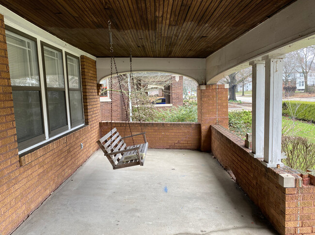 607 W Green St in Champaign, IL - Foto de edificio - Building Photo