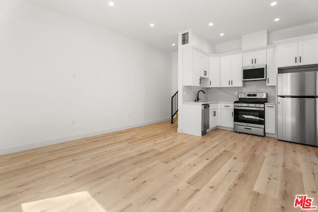 2154 Patricia Ave in Los Angeles, CA - Building Photo - Building Photo