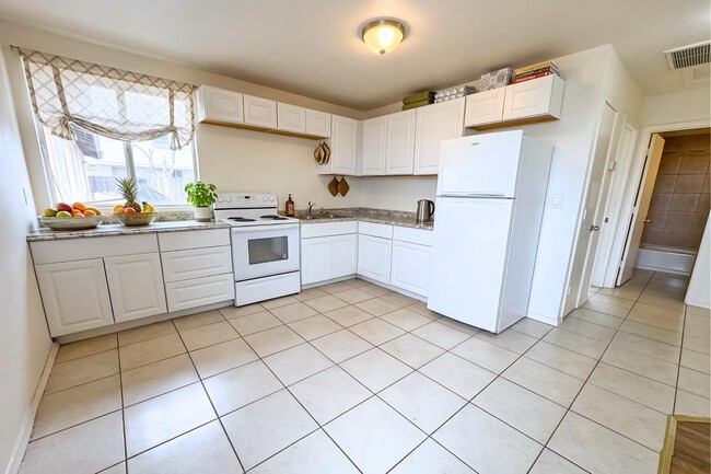 1702 W Shangri La Rd in Phoenix, AZ - Building Photo - Building Photo