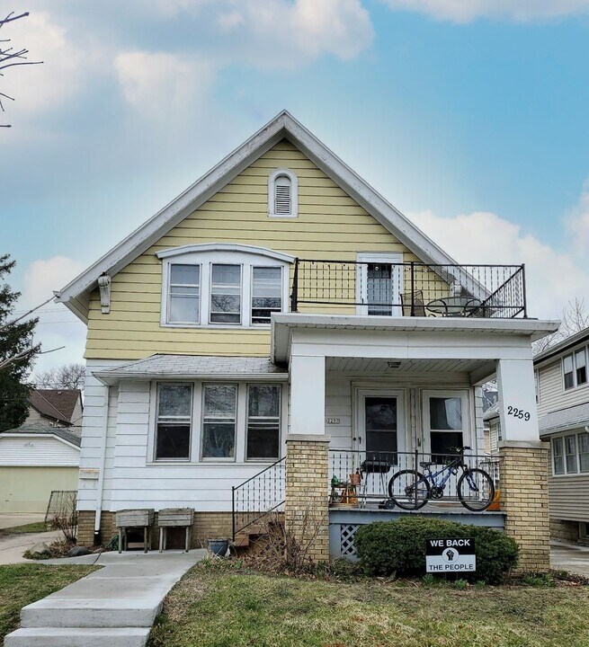 2257 N 72nd St in Wauwatosa, WI - Building Photo