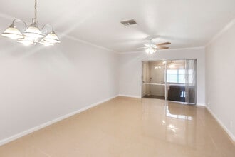 4808 Cresthaven Blvd in West Palm Beach, FL - Building Photo - Building Photo