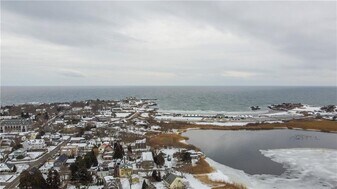 167 Coggeshall Ave in Newport, RI - Building Photo