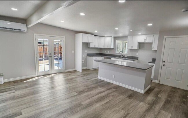 44708 3rd St E in Lancaster, CA - Foto de edificio - Building Photo