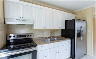 808 W 4th St in Riviera Beach, FL - Building Photo