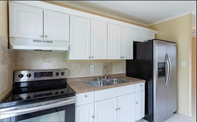 property at 808 W 4th St