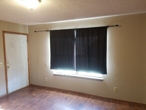 317 N Madison Ave in Sedgwick, KS - Building Photo - Building Photo