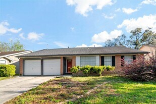 5806 Ludington Dr in Houston, TX - Building Photo