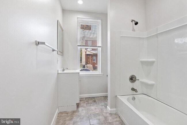 1242 W Airdrie St in Philadelphia, PA - Building Photo - Building Photo