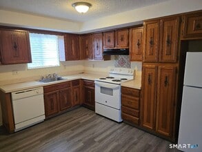 100 Mark Ln in Waterbury, CT - Building Photo - Building Photo