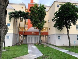 8215 Lake Dr in Doral, FL - Building Photo