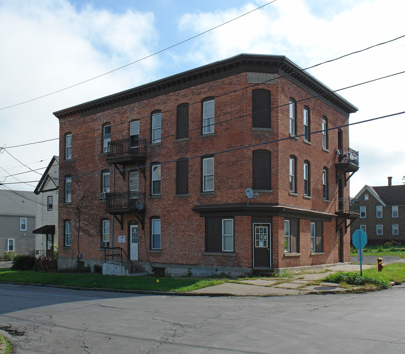 323 St Anthony St in Utica, NY - Foto de edificio