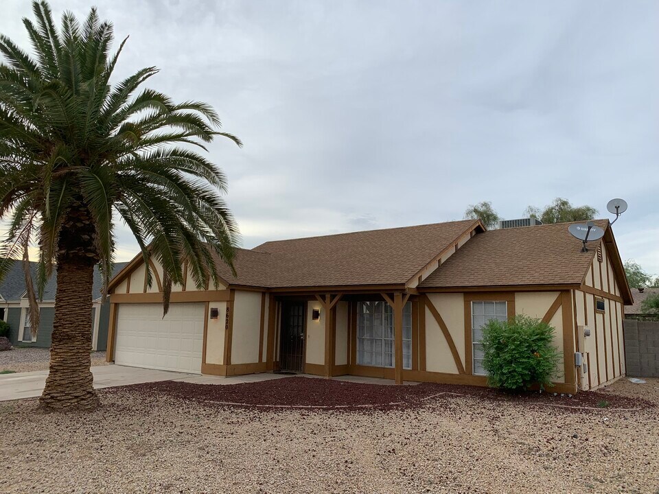 8620 W Charter Oak Rd in Peoria, AZ - Building Photo