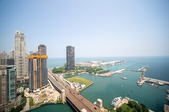 450 E Waterside Dr in Chicago, IL - Building Photo - Building Photo