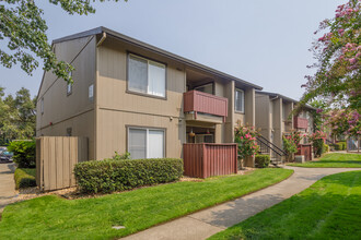 Village at Fair Oaks in Fair Oaks, CA - Foto de edificio - Building Photo