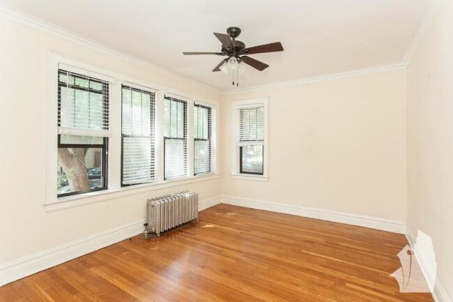 property at 4725 N Leavitt St