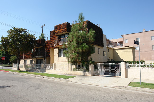 4902 Kester Ave in Sherman Oaks, CA - Building Photo - Building Photo