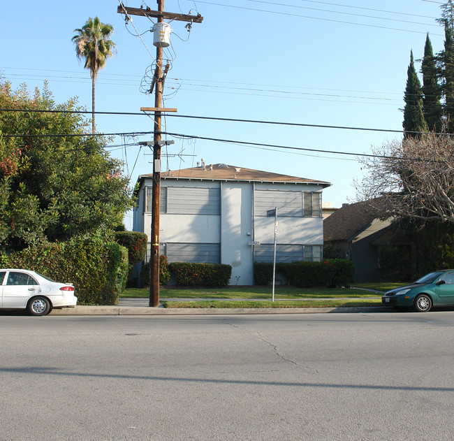 12261-12267 Magnolia Blvd in Valley Village, CA - Foto de edificio - Building Photo