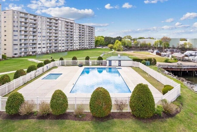 200 Cove Way, Unit 309 in Quincy, MA - Foto de edificio - Building Photo
