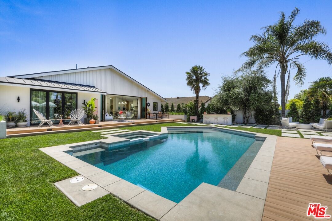 2237 N Vermont Ave in Los Angeles, CA - Building Photo