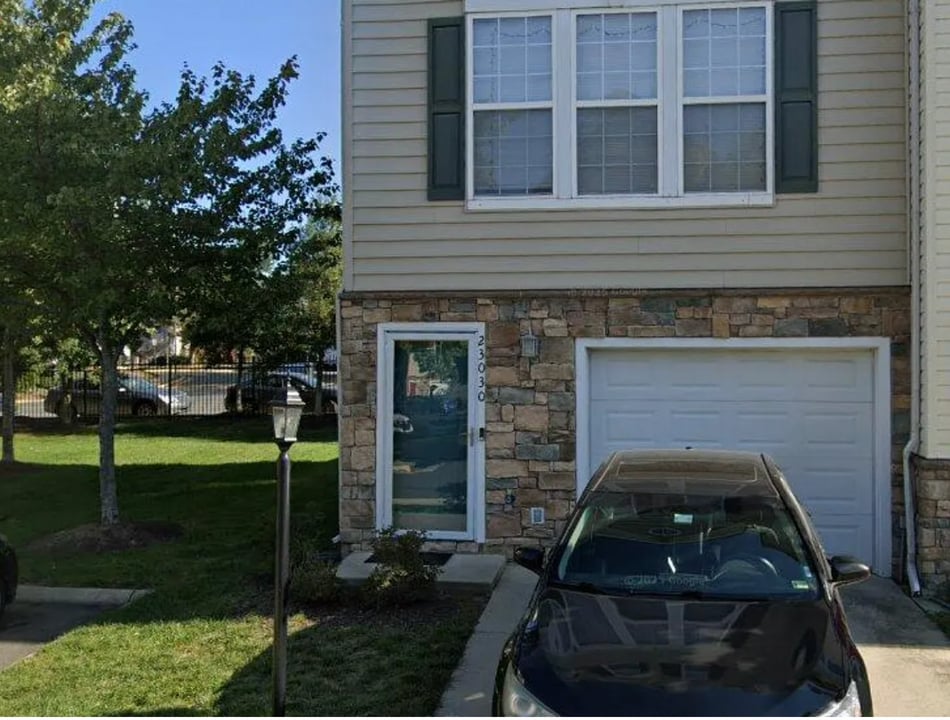 23030 Fontwell Square in Sterling, VA - Building Photo